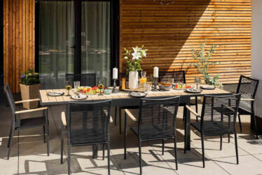 rozkładany stół przed domem