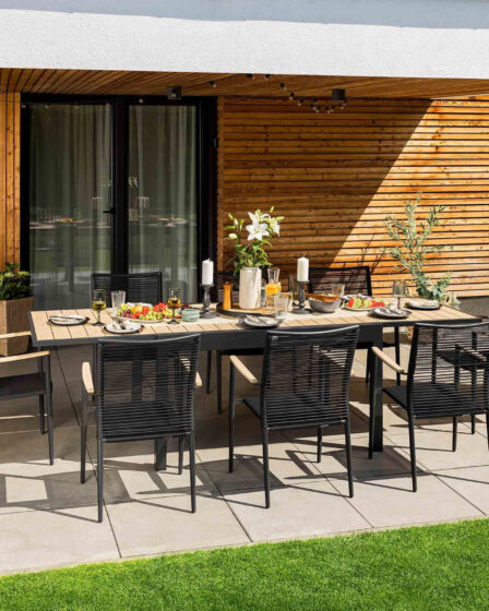 rozkładany stół przed domem