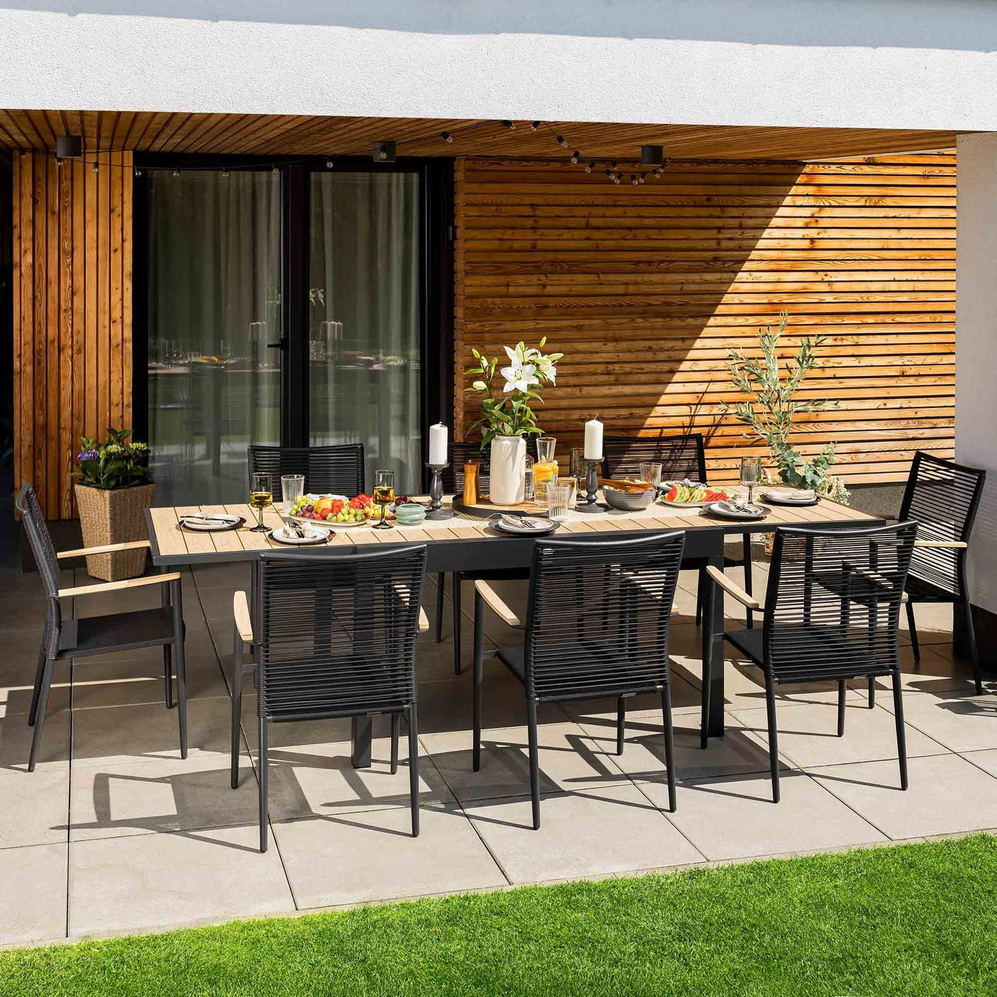 rozkładany stół przed domem