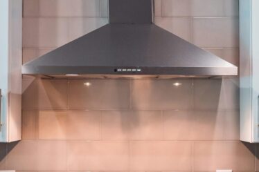 klasyczny okap nad kuchenką