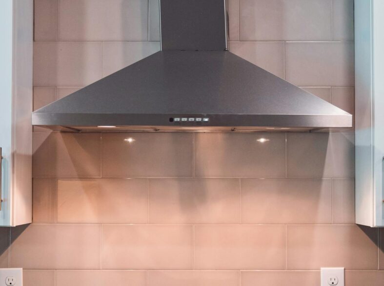 klasyczny okap nad kuchenką