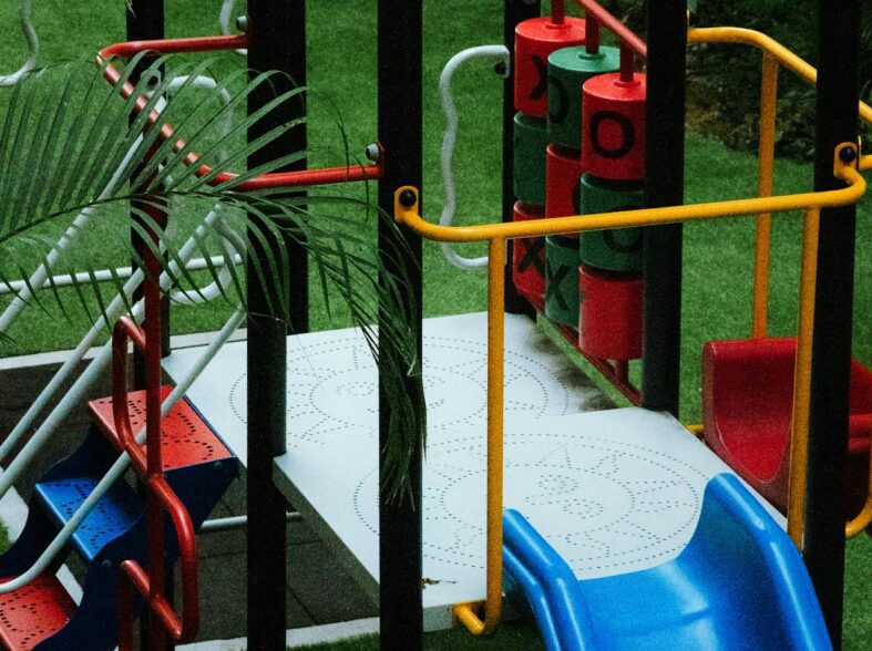 plac zabaw przed domem, w ogrodzie